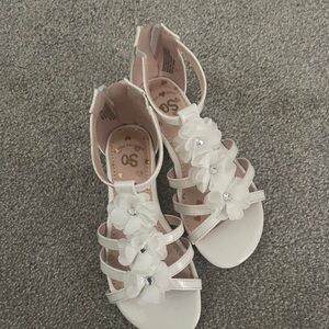White sandals with floral decor and back zip - size 13 little girl